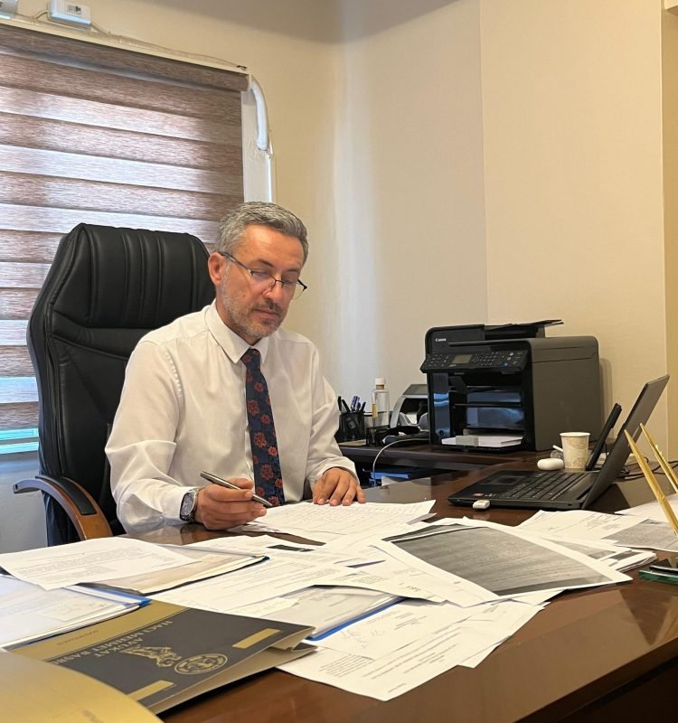 Av. Hacı Mehmet Başbuğ büroda dava dosyası üzerinde çalışırken